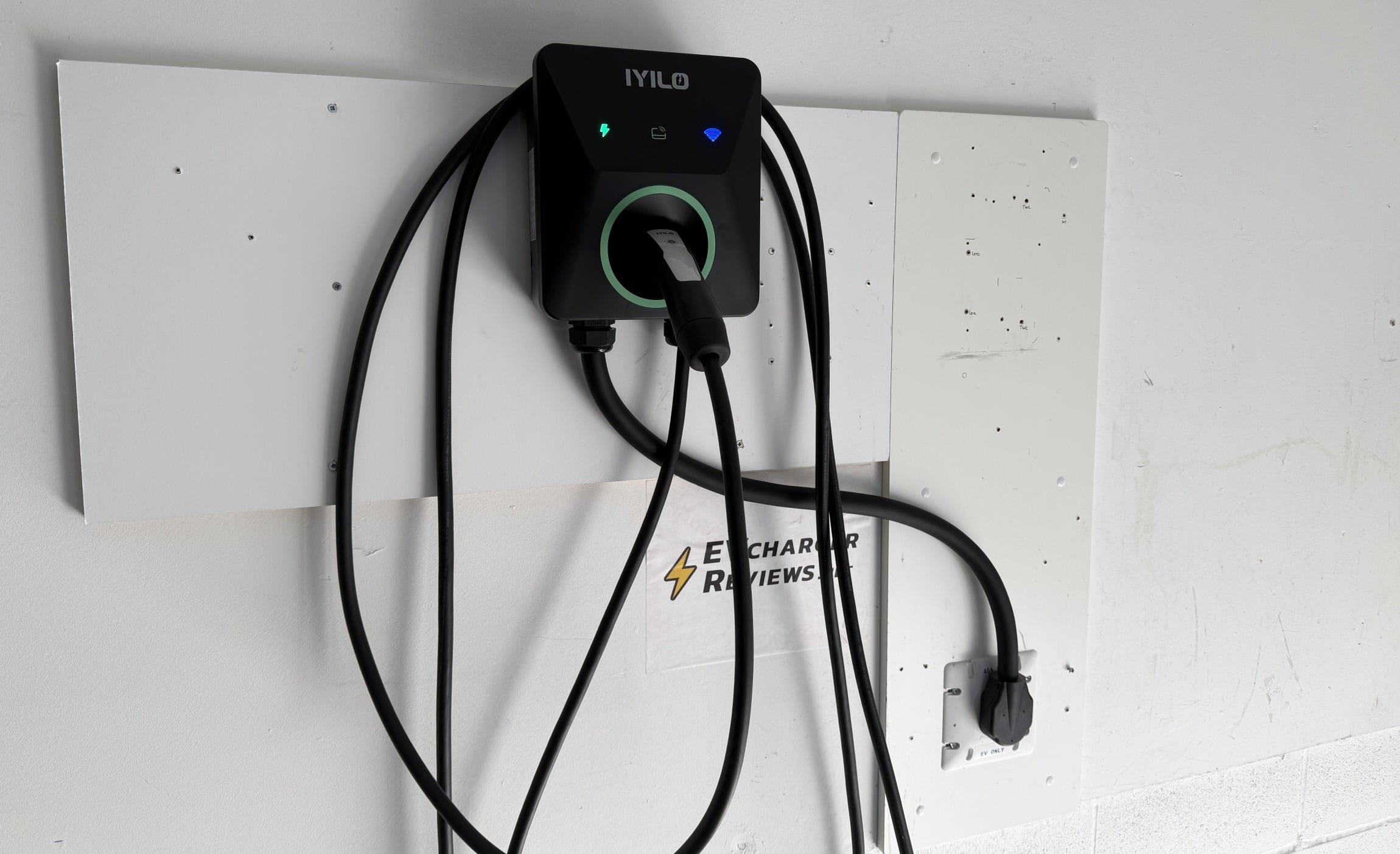 IYILO EV charger for the Volvo EX40